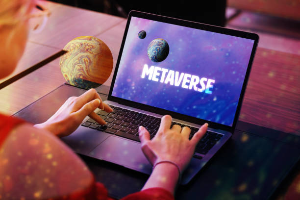 conceito metaverso. mulher usando laptop com tela de planeta - metaverse - fotografias e filmes do acervo