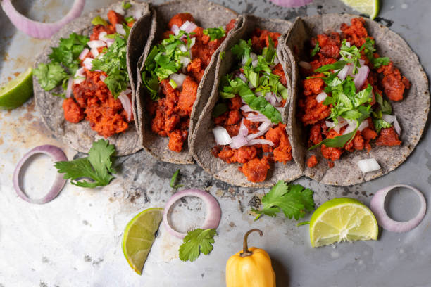 mexicaanse chorizo taco's met blauwe maïs tortilla's op rustieke achtergrond - chorizo stockfoto's en -beelden
