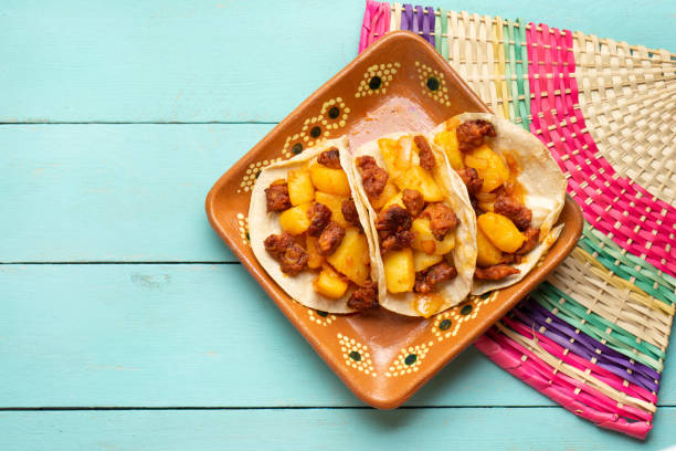 mexicaanse chorizo met aardappelstaco's op turquoise achtergrond - chorizo stockfoto's en -beelden