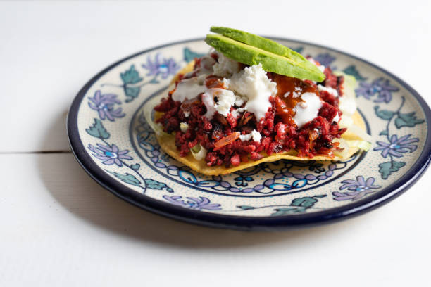 mexicaans eten. "chorizo tostadas" - chorizo stockfoto's en -beelden