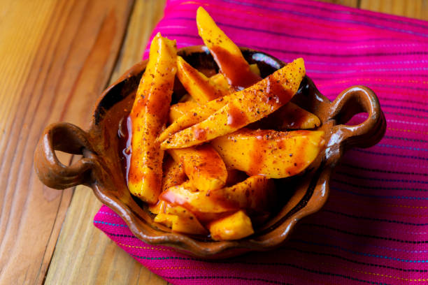 mangos mexicanos con chili en polvo y chamoy - fruta con chamoy fotografías e imágenes de stock