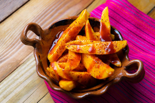 mangos mexicanos con chili en polvo y chamoy - fruta con chamoy fotografías e imágenes de stock