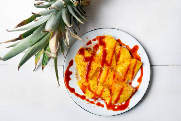 piña mexicana con chili en polvo y chamoy - fruta con chamoy fotografías e imágenes de stock