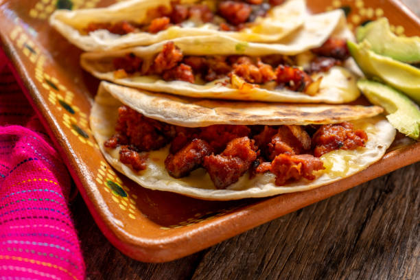 mexicaanse quesadillas met chorizo op houten achtergrond - chorizo stockfoto's en -beelden