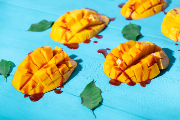 snack mexicano: cutted fruta de mango tropical con chilli "chamoy" - fruta con chamoy fotografías e imágenes de stock