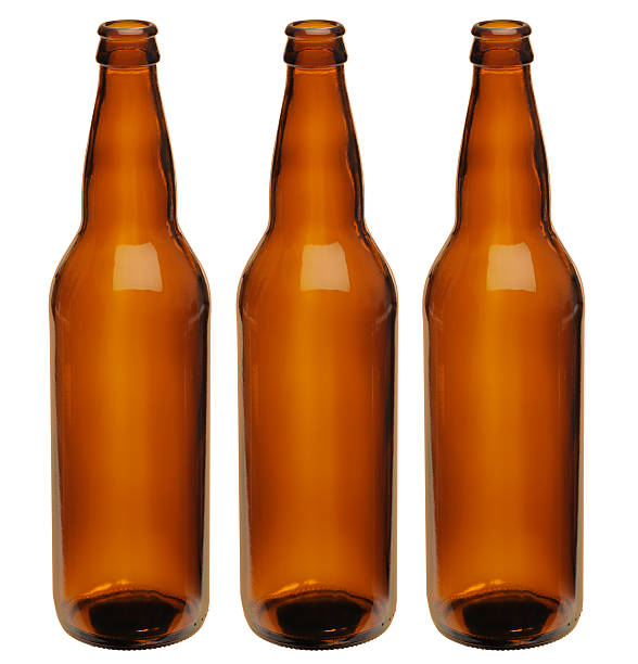 microbrewer perfeita genérico indefinido; três garrafas de cerveja marrom, traçado de recorte - empty beer bottle imagens e fotografias de stock