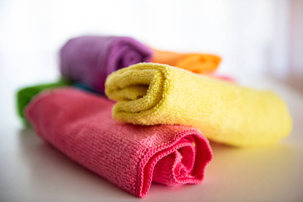 toallas de limpieza de microfibras - microfiber fotografías e imágenes de stock