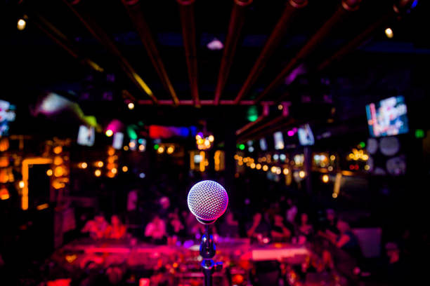 mikrofon bei einer comedy show oder music performance show auf stage entertainment - aufführung stock-fotos und bilder