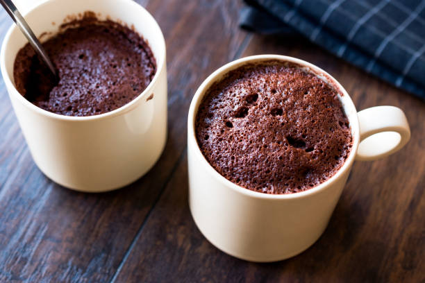 전자 레인지 브라 우 니는 초콜릿 컵 케이크 먹을 준비가. - 머그 뉴스 사진 이미지