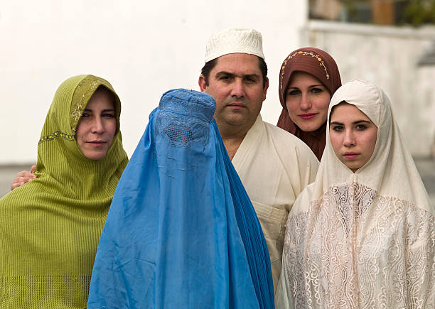 famille de moyen-orientale - afghanistan photos et images de collection