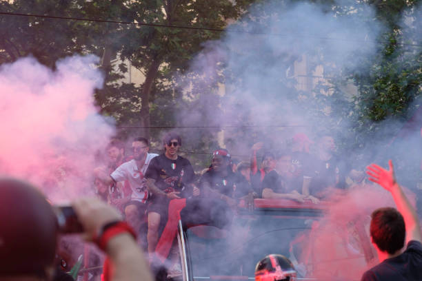 ac 밀란 선수들은 스쿠데토 우승을 축하하기 위해 밀라노 거리를 퍼레이드합니다. - milan 뉴스 사진 이미지