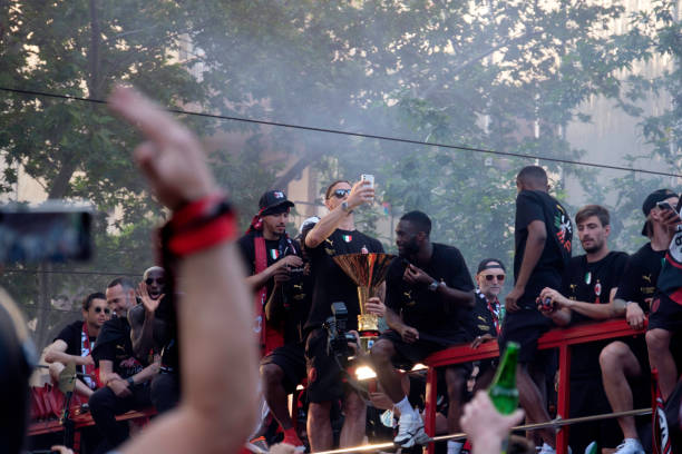 ac milan players parade through the streets of milan to celebrate winning the scudetto - milan 個照片及圖片檔