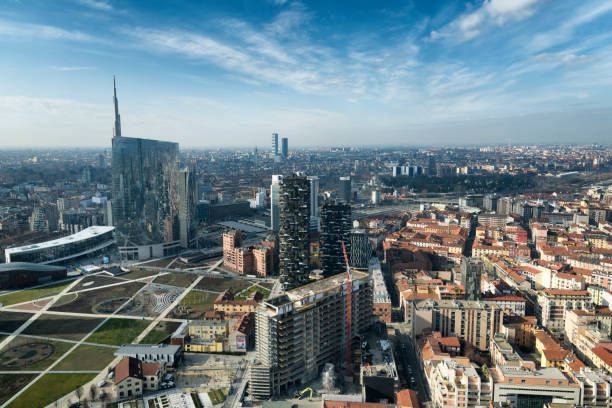 de skyline van milaan en weergave van porta nuova zakenwijk in italië - milan stockfoto's en -beelden