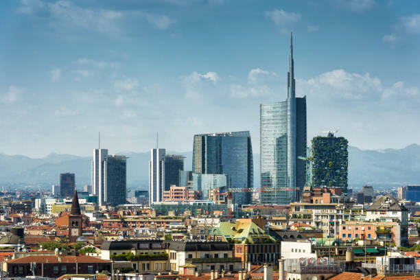 skyline di milano con grattacieli moderni - milan foto e immagini stock