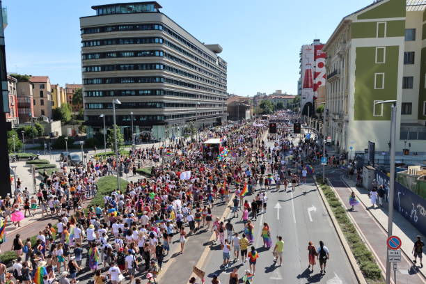parata del milano pride 2022 - pride milano foto e immagini stock