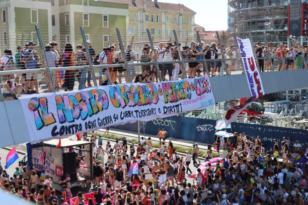 parata del milano pride 2022 - pride milano foto e immagini stock