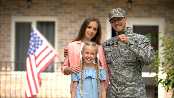 US military man with family showing keys from house, benefits in crediting US military man with family showing keys from house, benefits in crediting military stock pictures, royalty-free photos & images