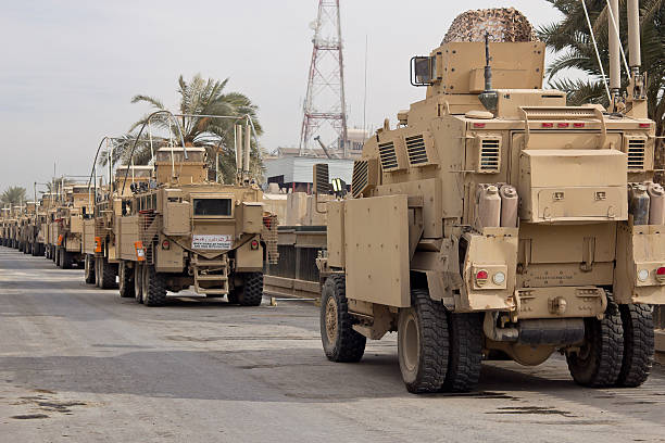 military mrap trucks ready for a combat convoy or patrol - 防地雷反伏擊車 個照片及圖片檔