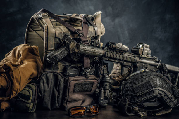 militair uniform en uitrusting. body armor, pistool, assault rifle, helm, nachtzichtbril. - wapen apparatuur stockfoto's en -beelden