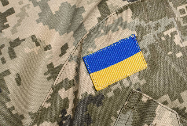 uniforme militaire avec patch drapeau ukrainien - camouflage ukraine photos et images de collection