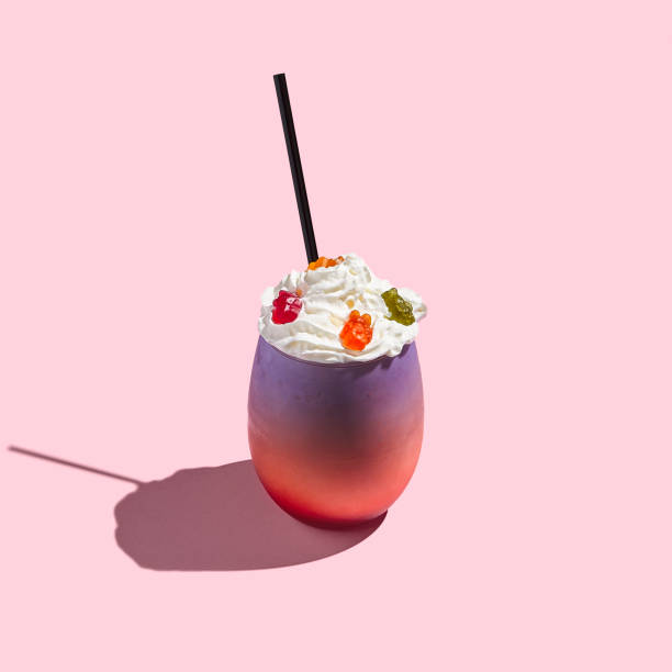milkshake op roze achtergrond - freakshake fruit stockfoto's en -beelden