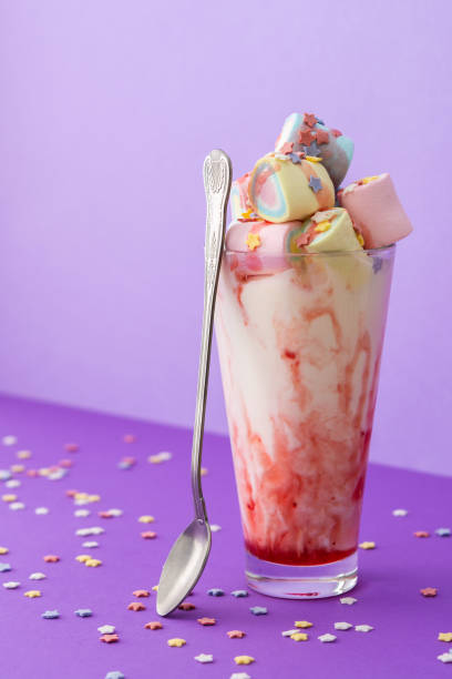 milkshake with fruit syrup and multicolored marshmallows - freakshake fruit stockfoto's en -beelden