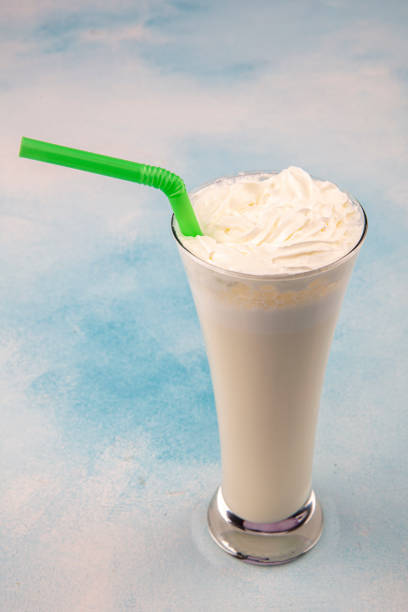 milkshake met slagroom op een blauwe achtergrond. - freakshake fruit stockfoto's en -beelden