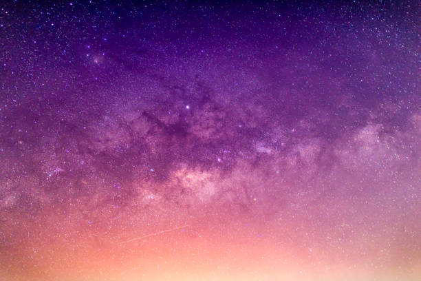 galaxia de la forma láctea con estrellas y polvo espacial en el universo - starry sky fotografías e imágenes de stock