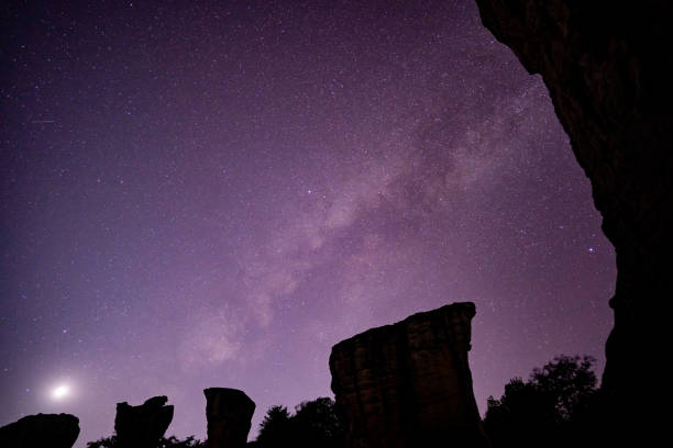 milkyway stars galaxy over donkere steen in thailand - chaiyaphum stockfoto's en -beelden