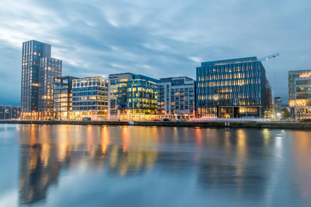 millennium tower, indeed, jp morgan and state street offices on liffey river in the morning. - jp morgan imagens e fotografias de stock