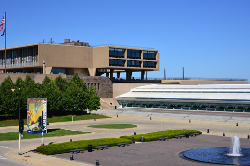 Milwaukee, Wisconsin, USA: Milwaukee County War Memorial Center - architect Eero Saarinen -   rectangular volumes cantilevering out from columns that surround an open, central court - looking over the Milwaukee Art Museum - North Lincoln Memorial Drive.