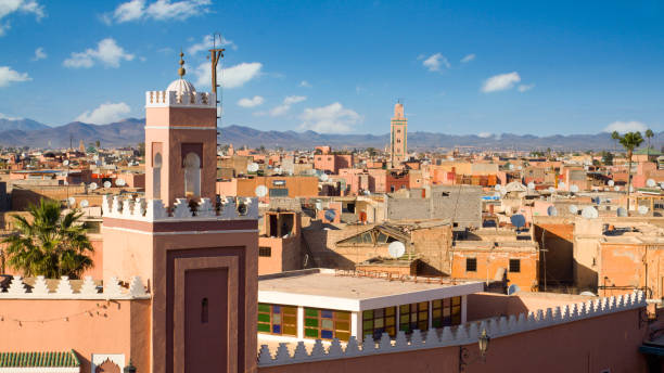 minaret tower on the historical walled city (medina) in marrakech. morocco - marrakech desert imagens e fotografias de stock