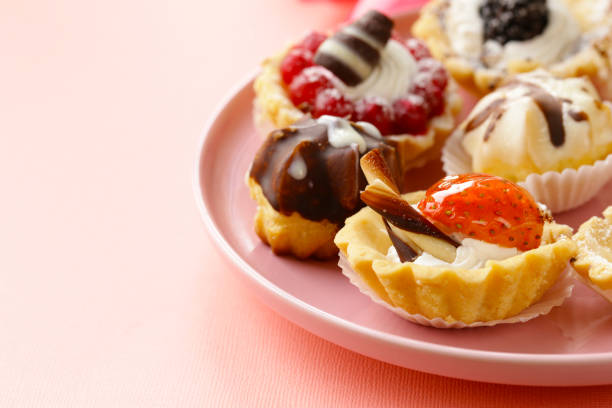 mini dolci con crostate da dessert - pasticcini foto e immagini stock