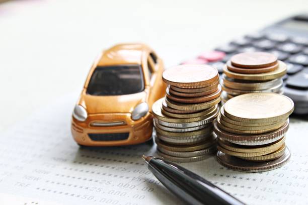 miniatyr bilmodell, mynt stack, kalkylator och spara konto bok eller bokslut på skrivbord bord - car financing bildbanksfoton och bilder
