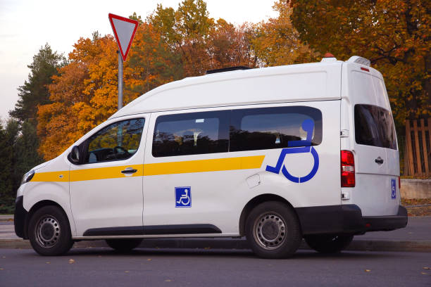 minibus pour les passagers handicapés avec des signes d'invalidité - handicap photos et images de collection