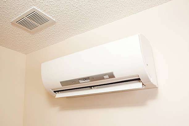 mini-split heat pump heating and air conditioning unit - warmtepomp stockfoto's en -beelden
