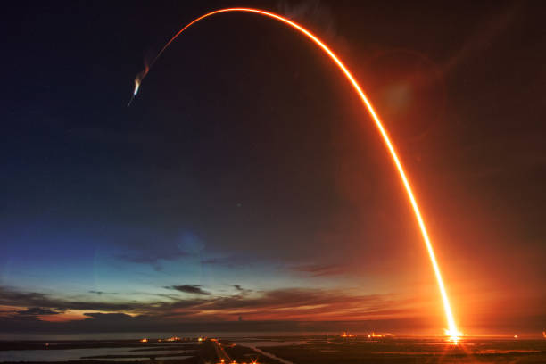 de lancering van de raket in de nacht. de elementen van dit beeld ingericht door nasa. - launch stockfoto's en -beelden
