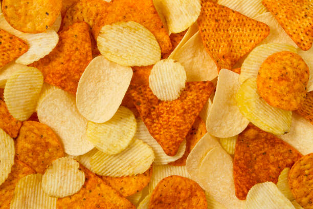mischung aus kartoffel und tortillachips - chips potato stock-fotos und bilder