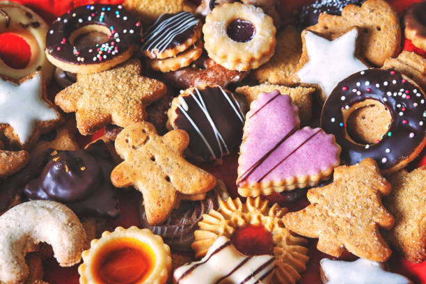 mixed christmas cookies - bolo de bolacha imagens e fotografias de stock