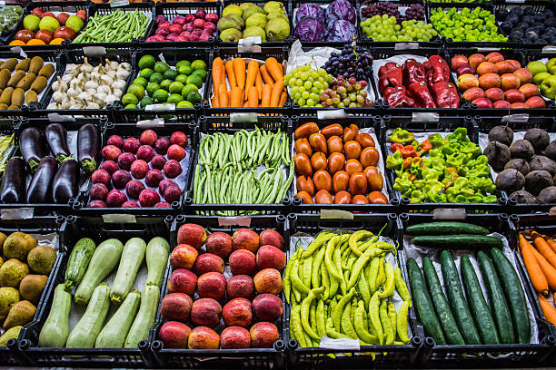 mixed fruits and vegetables at organic fair - marknadsstånd bildbanksfoton och bilder