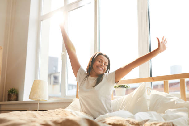 mixed race vrouw genieten van 's ochtends - bed stockfoto's en -beelden