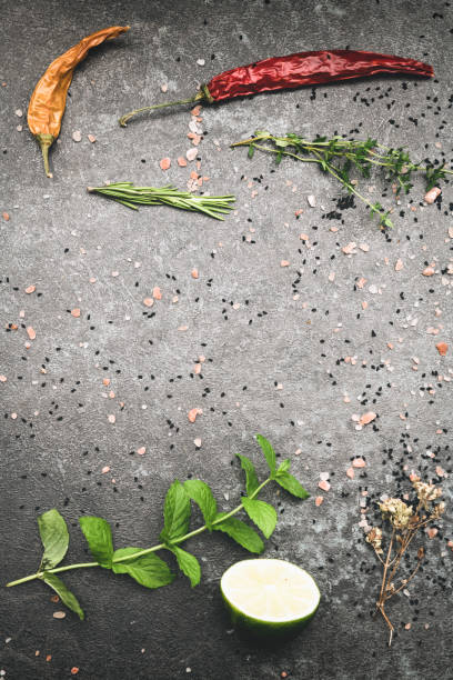 spezie miste ed erbe aromatiche sulla vista dall'alto del tavolo in pietra nera - erba italiana foto e immagini stock