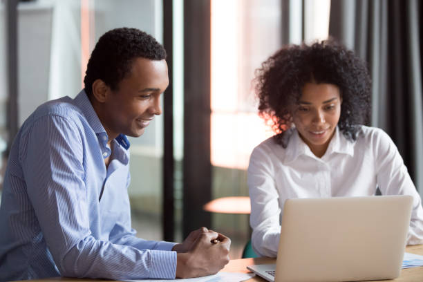 Mixed-race mentor manager consulting african client teaching employee with laptop Mixed race female mentor hr manager consulting african american client teaching intern new employee with laptop, black designer advisor make business offer to customer showing computer presentation computer trainers stock pictures, royalty-free photos & images