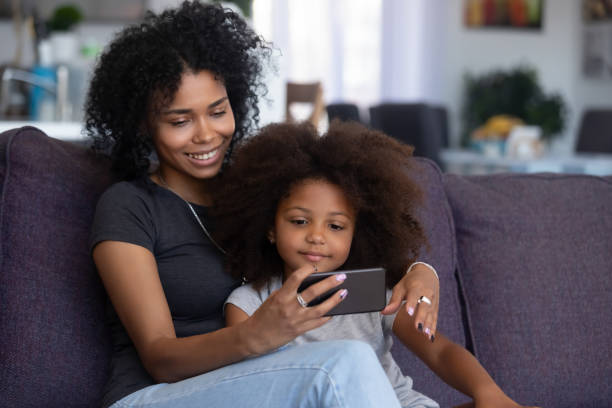 mixed-race mama i dziecko dziewczyna co połączenie wideo na telefon komórkowy - video call zdjęcia i obrazy z banku zdjęć