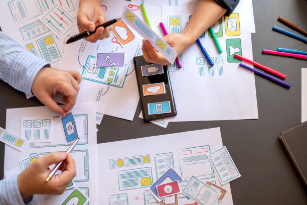 mobiele applicatie ontwerpers plannen samen op kantoor. - content marketing stockfoto's en -beelden
