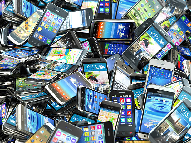 telemóveis fundo. pilha de diferentes moderno smartphones. - grupo grande de objetos imagens e fotografias de stock