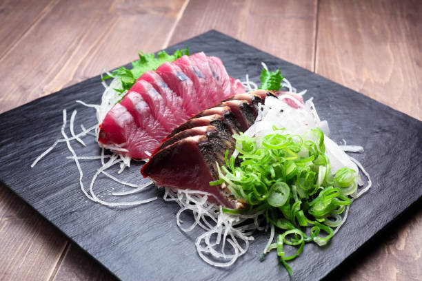 mochi tsuo sashimi e pestaggio - tonnetto foto e immagini stock