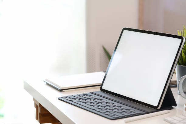 흰색 책상에 스마트 키보드와 빈 화면 태블릿을 모의 - 컴퓨터 모니터 이미지 뉴스 사진 이미지