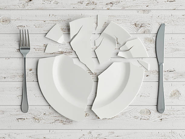 mock up broken plate on white wooden table - breekbaar bord stockfoto's en -beelden
