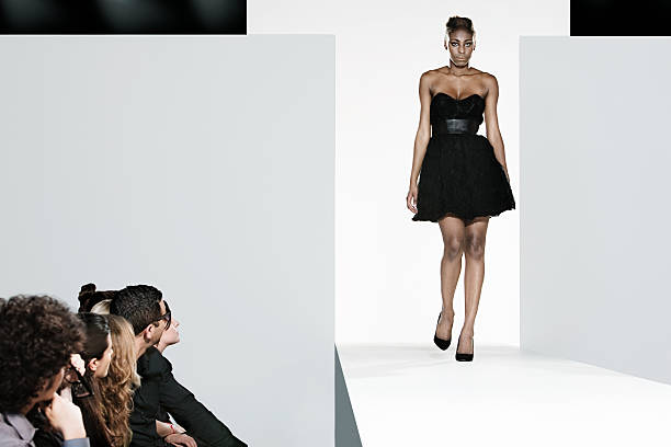 ファッションキャットウォークのモデルを表示します。 - ファッションショー ストックフォトと画像